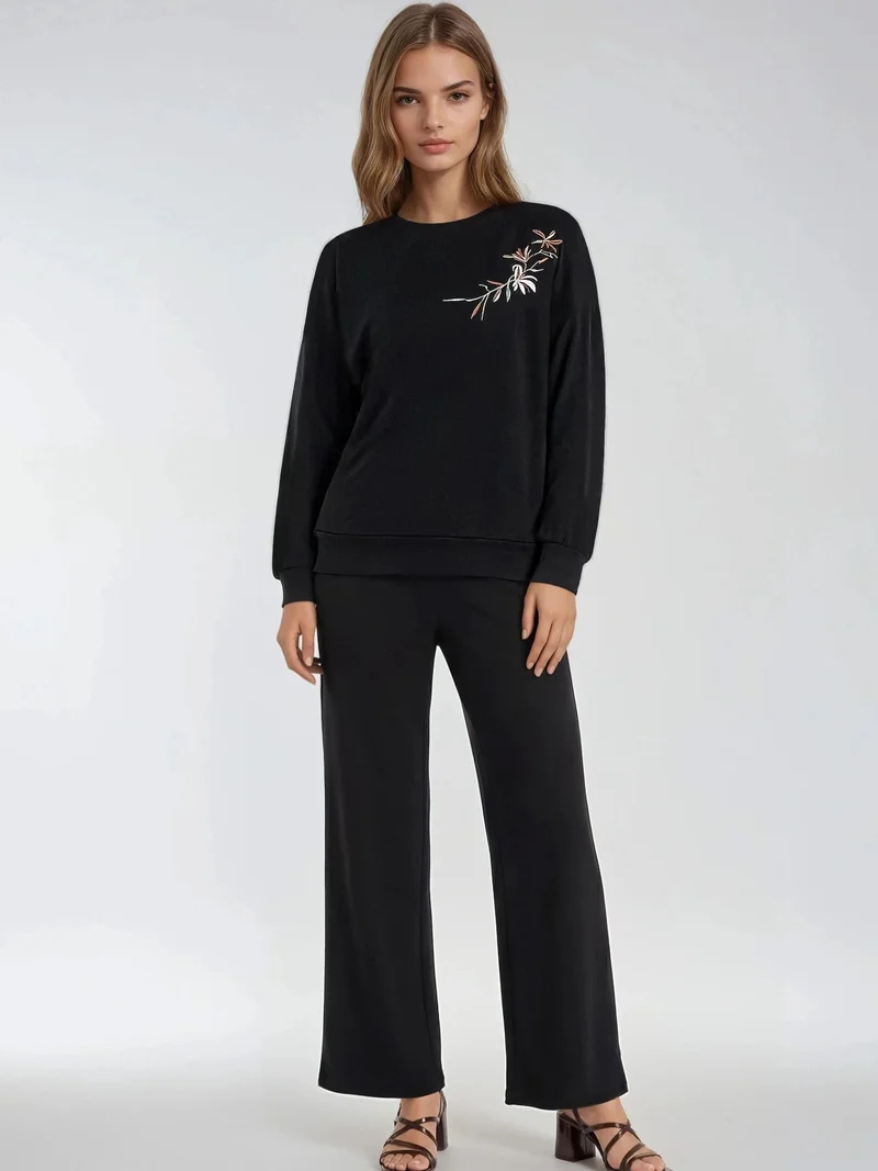 هيكاب طقم قطعتين من سويت شيرت بياقة دائرية مطرز وبنطلون مستقيم من مجموعة بيرسان